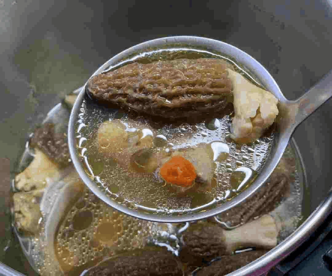 羊肚菌煲排骨汤的做法