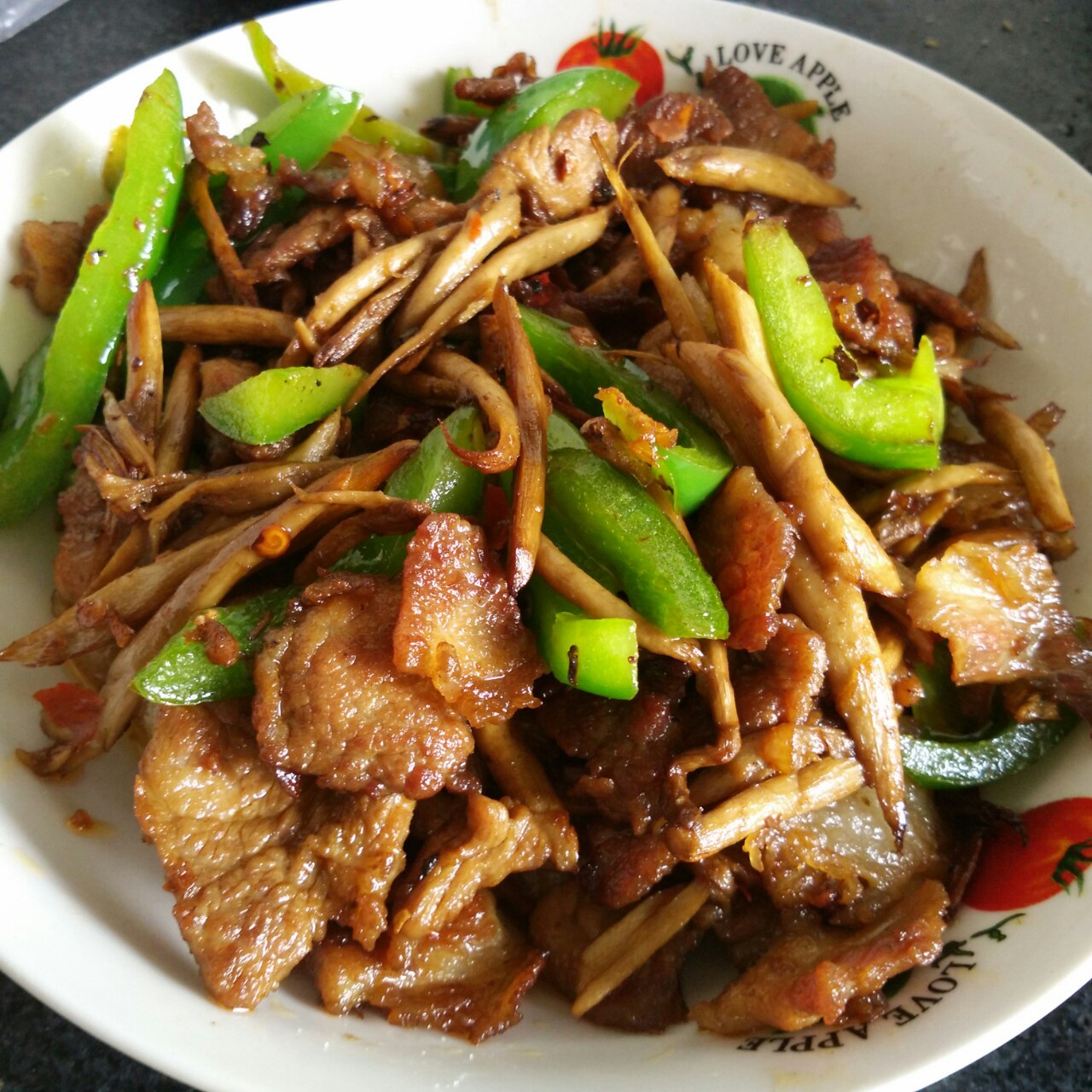 五花肉干锅茶树菇