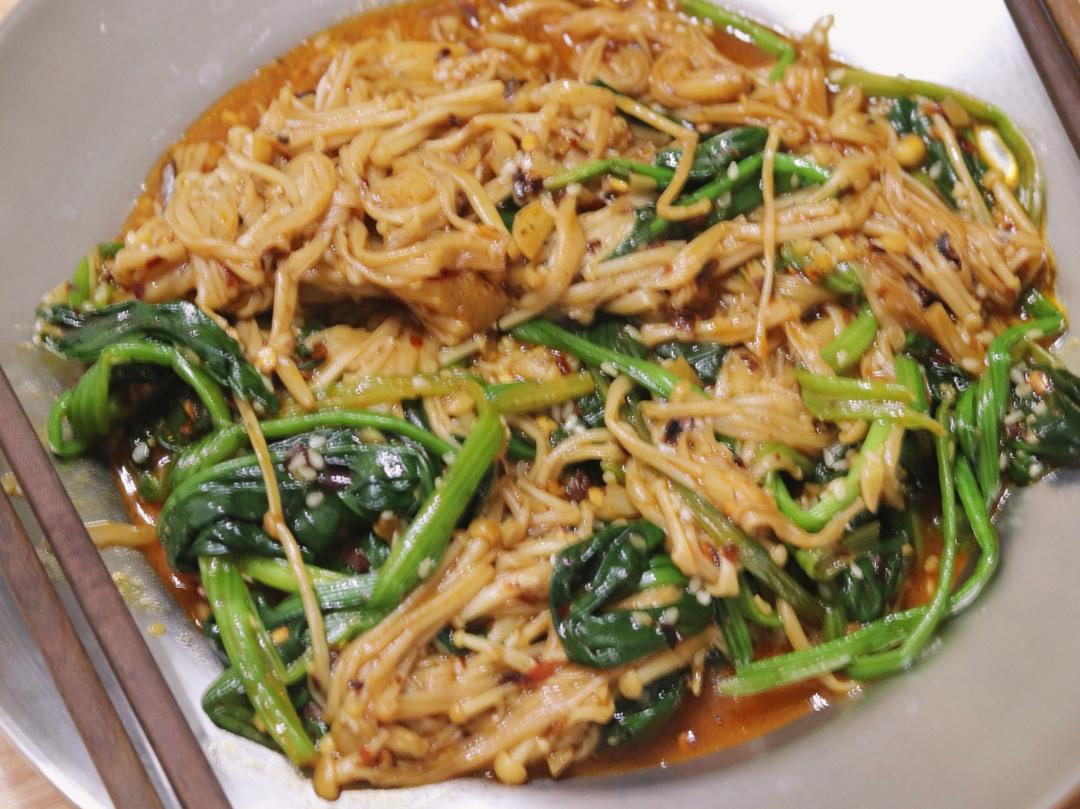 解馋减脂餐！酸辣开胃又下饭的菠菜拌金针菇