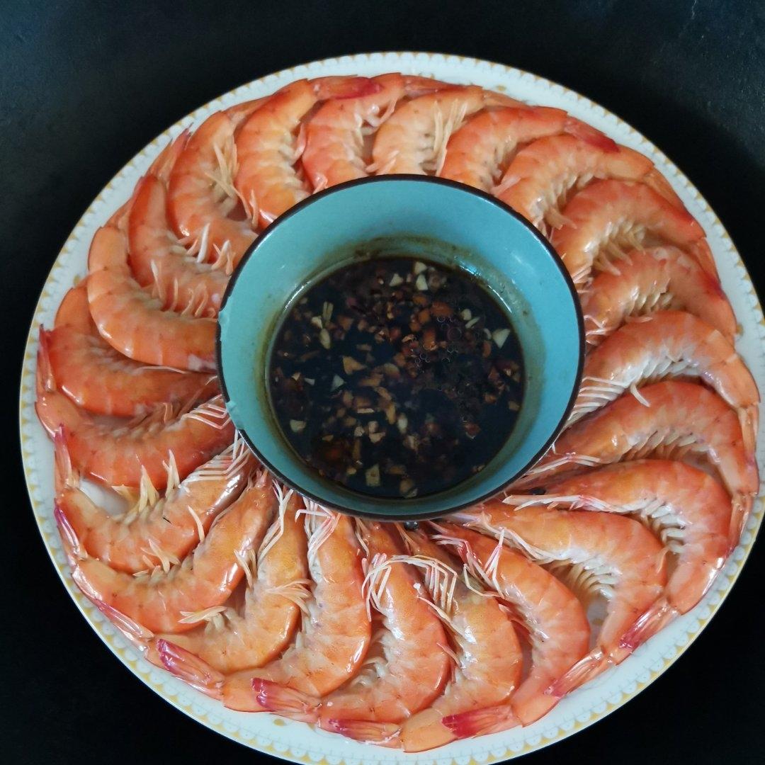 花式摆盘的鲜甜白灼虾