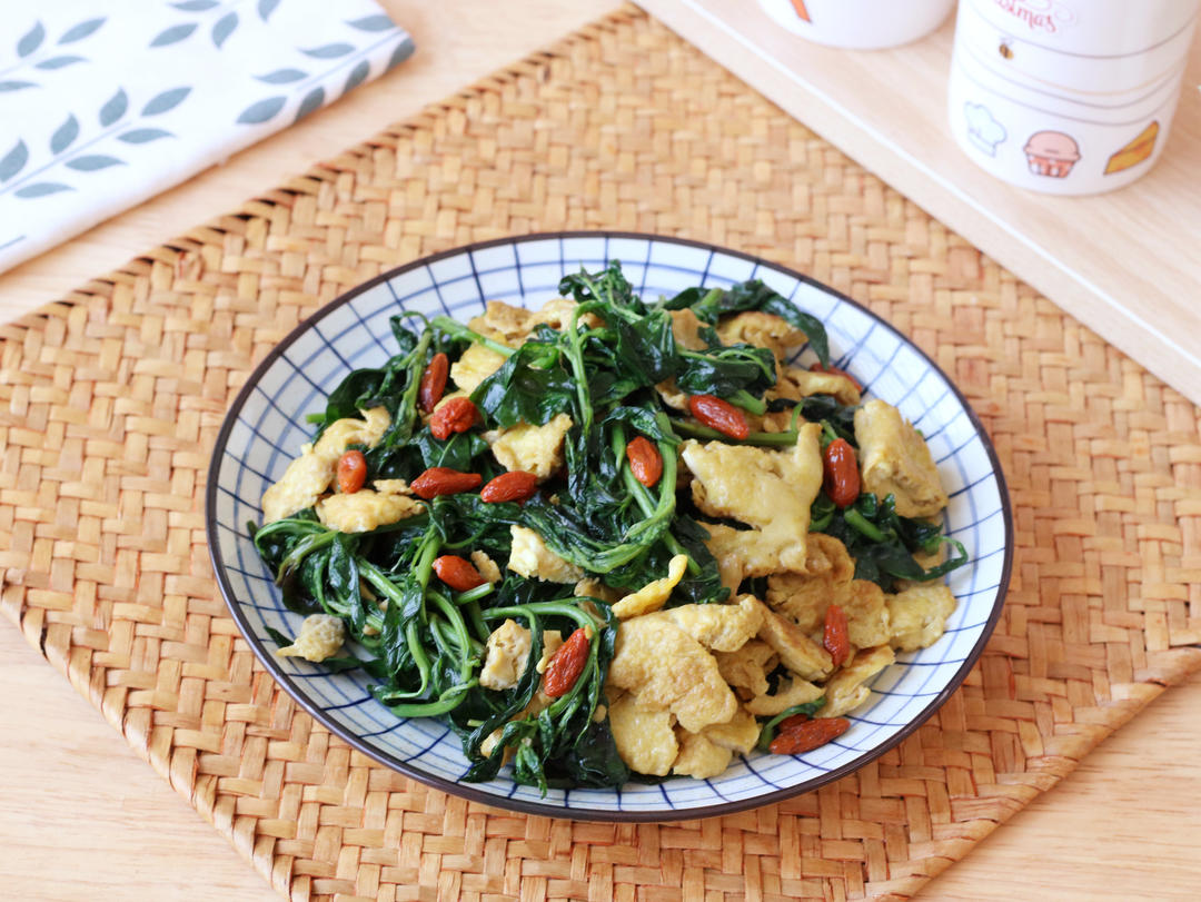 枸杞嫩芽炒鸡蛋