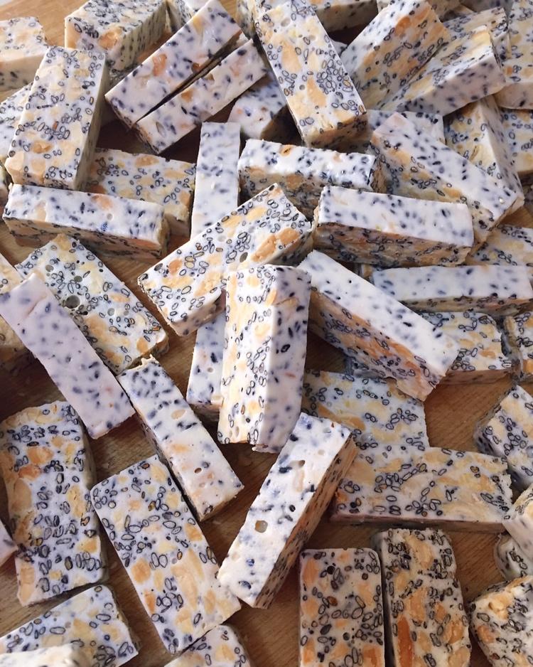 芥末jiemo做的黑芝麻花生牛轧糖