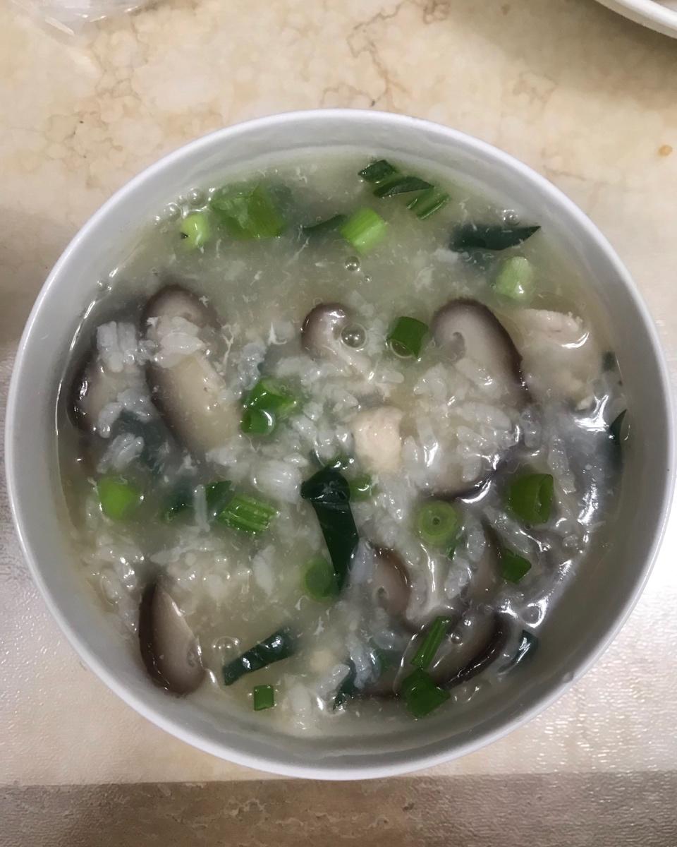 堪比肯德基的香菇鸡肉粥（暖暖的有幸福的味道）