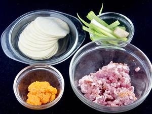 蟹黄酱（秃黄油）猪肉蒸饺的做法 步骤1