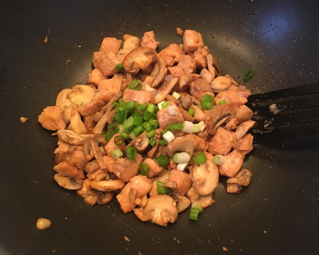 三文鱼炒蘑菇