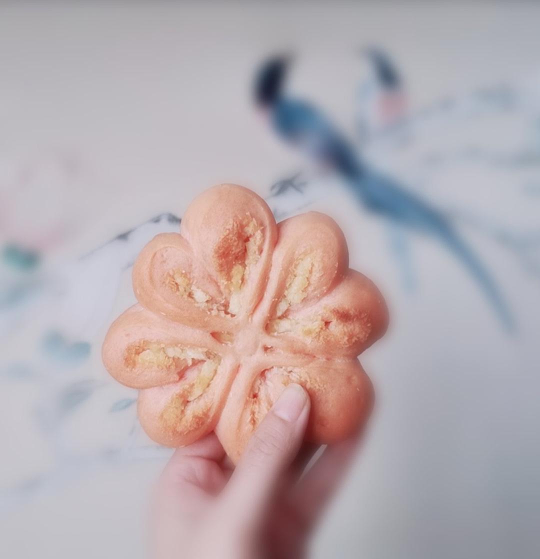 粉色四叶草椰蓉面包