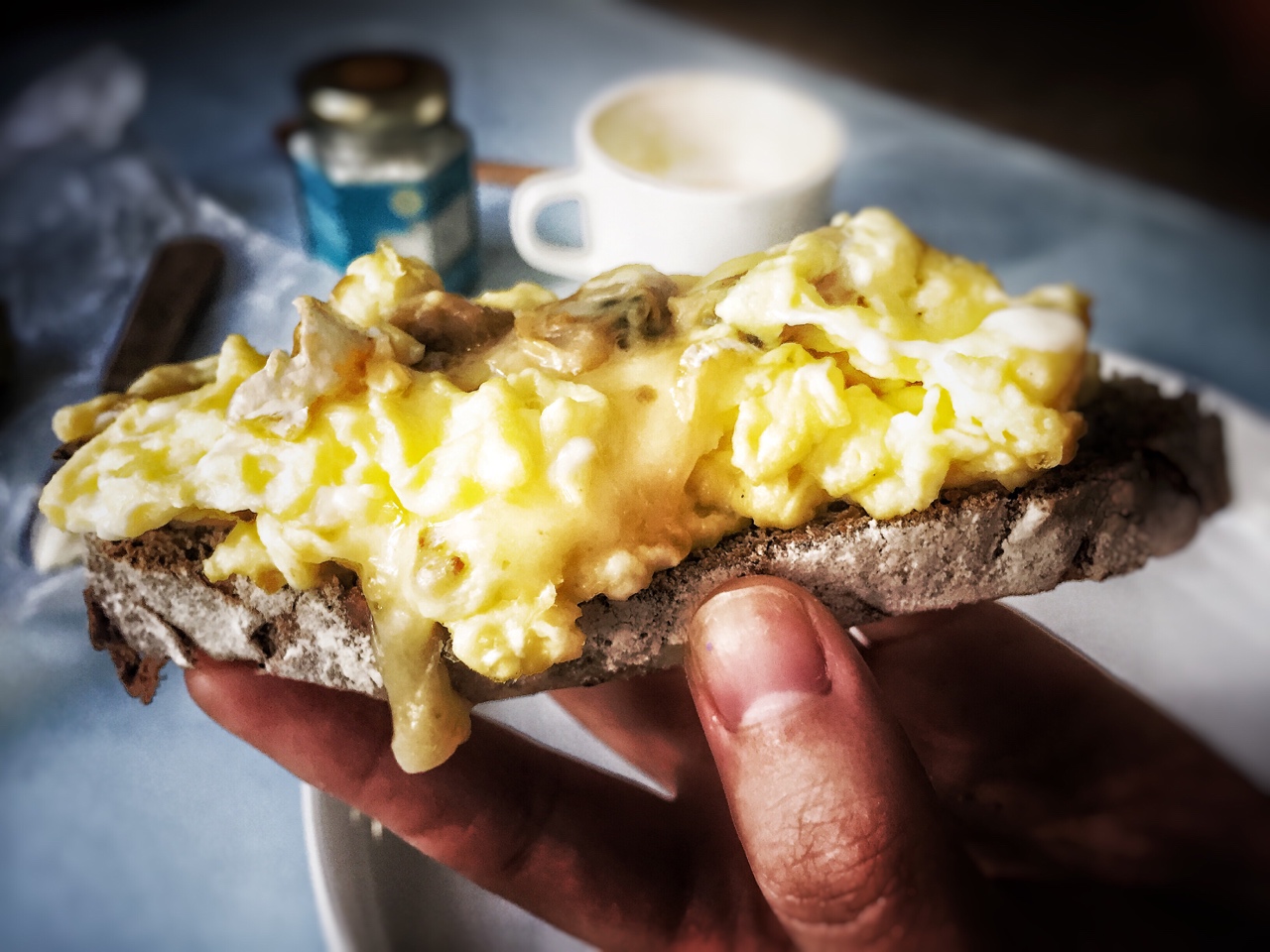 海鲜布里滑蛋开放三明治的做法