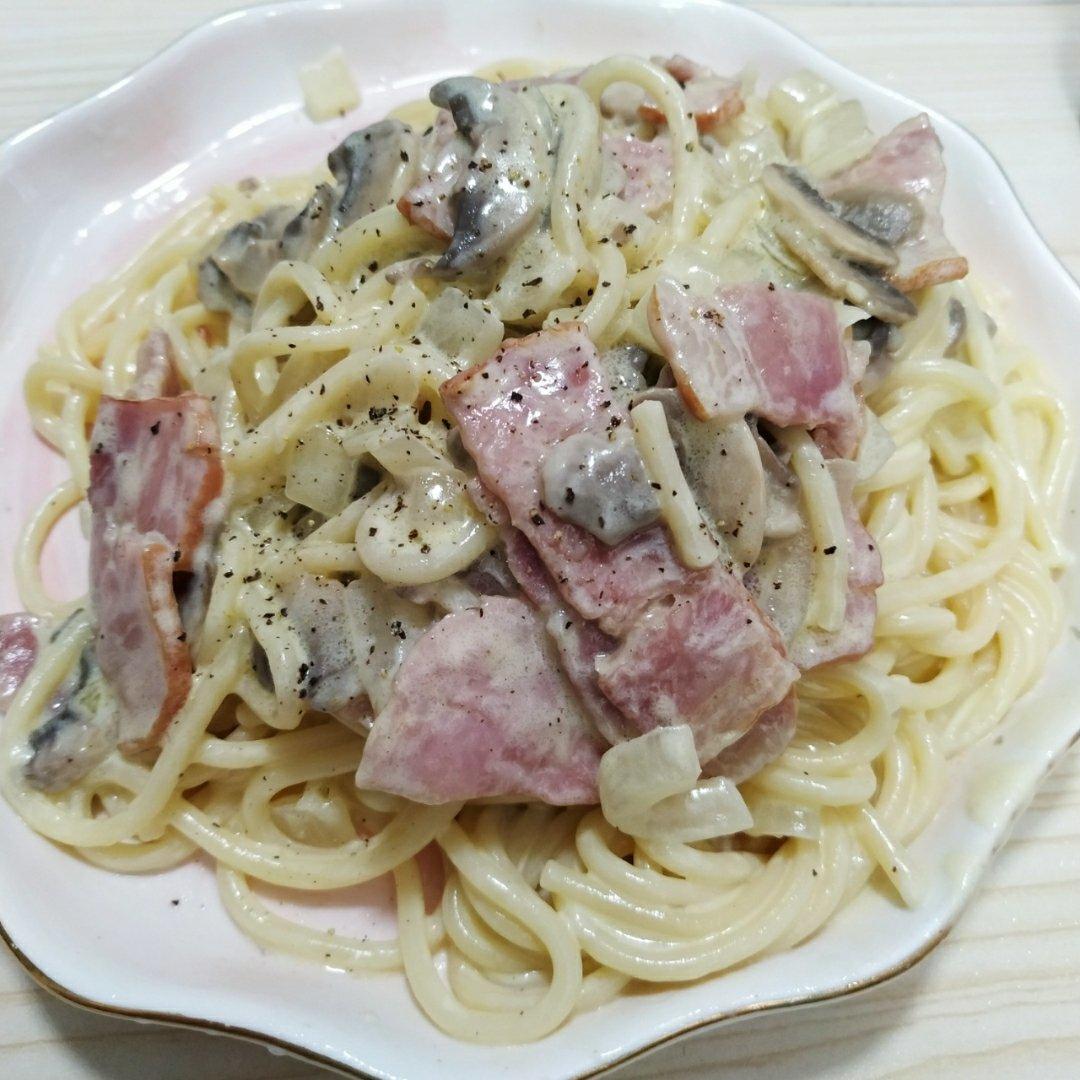白蘑菇奶油培根意面