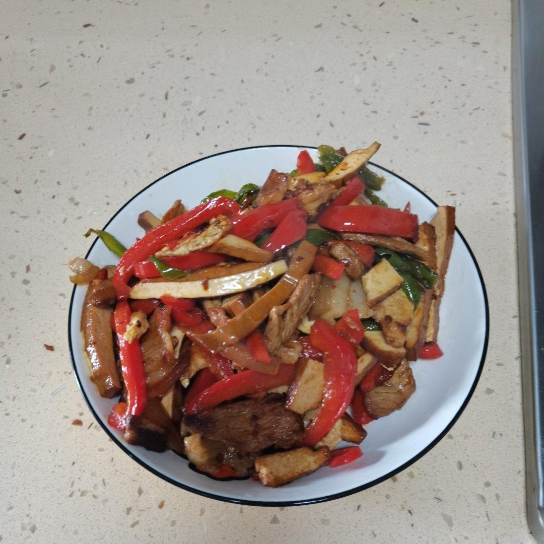 好久没吃肉了，做个土豆片炒肉，这样炒很下饭呀😄