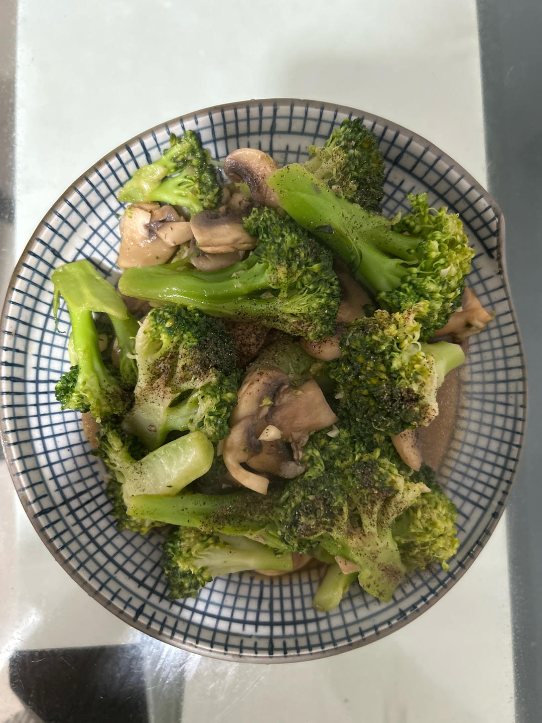 减脂餐～鲜美爽口的西蓝花炒口蘑