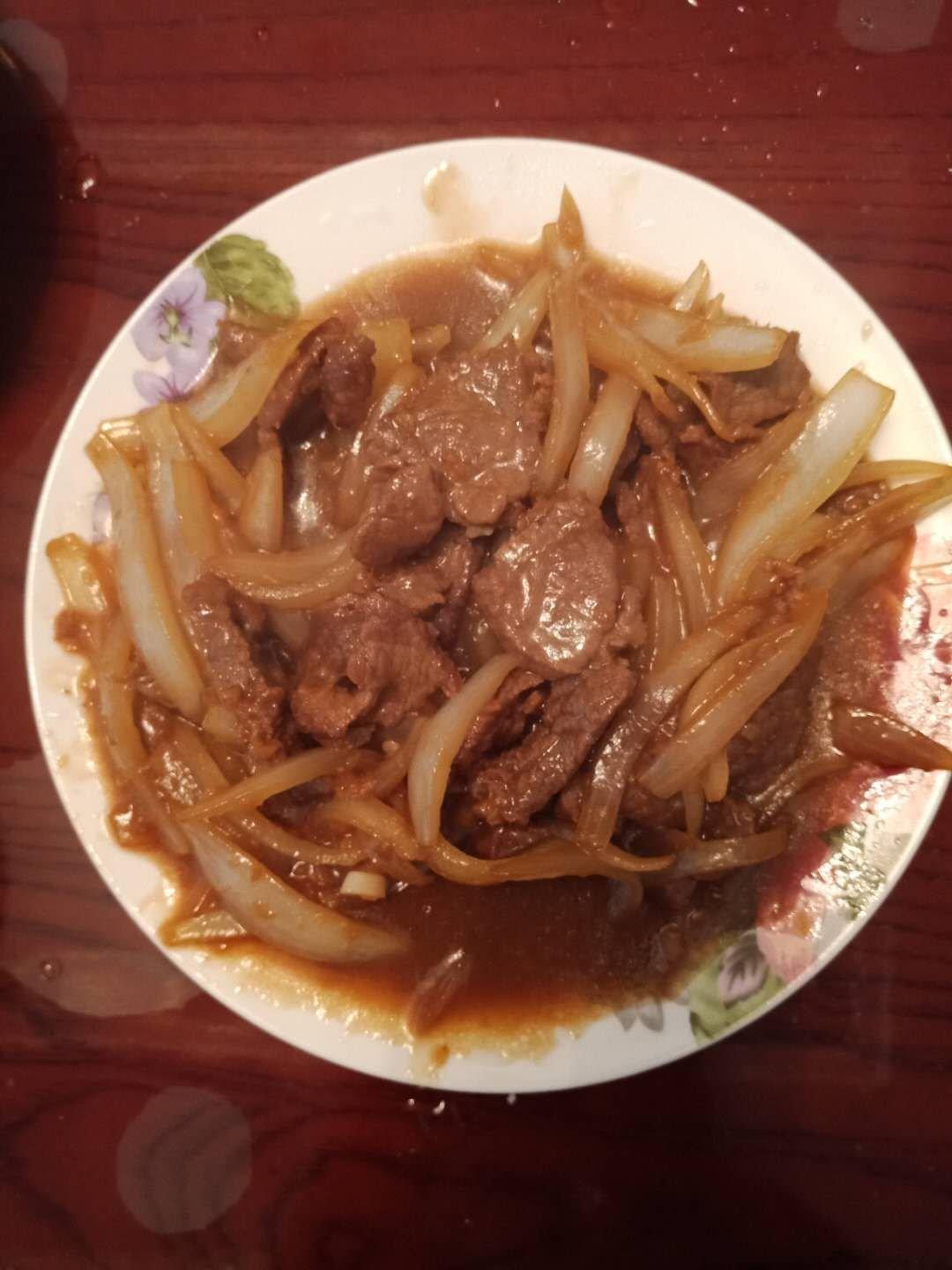 瑜梅做的洋葱炒牛肉片