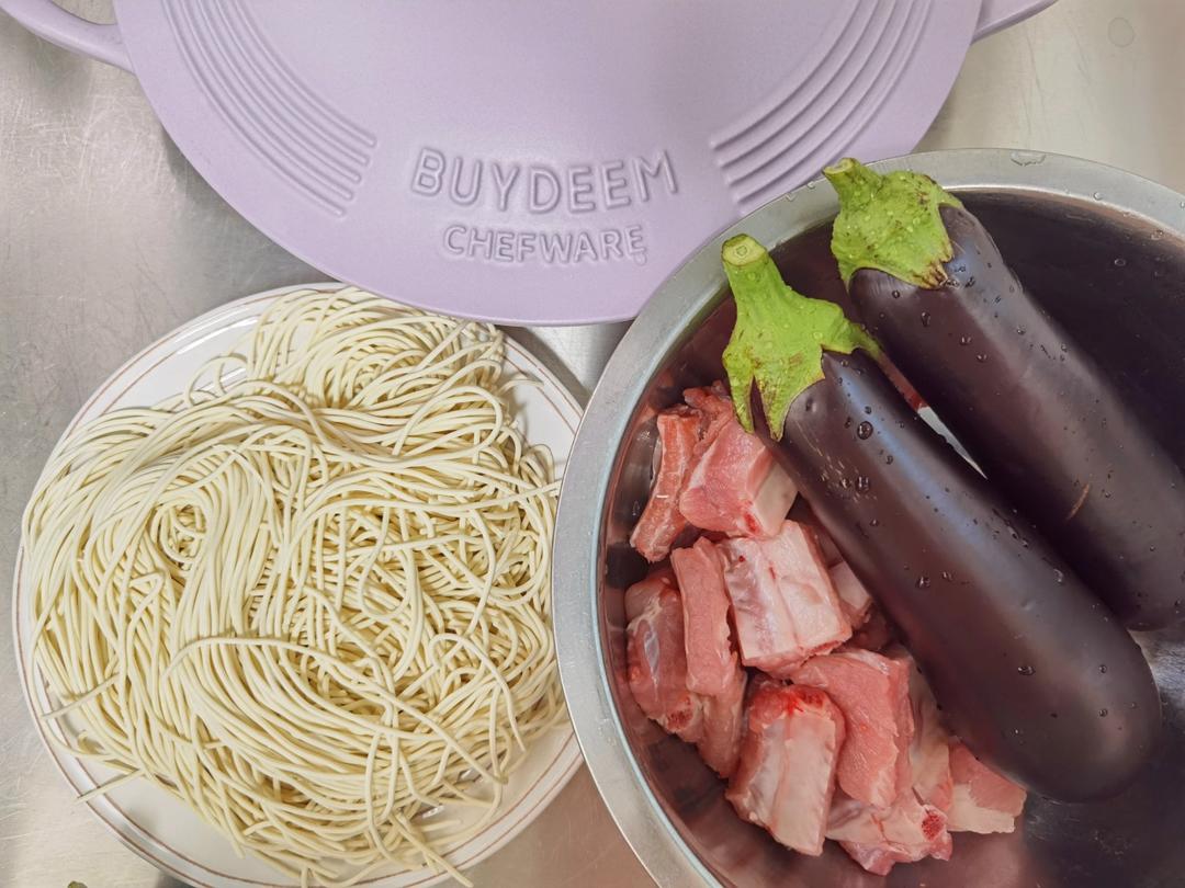 排骨茄子焖面【8月北鼎珐琅铸铁锅食谱】