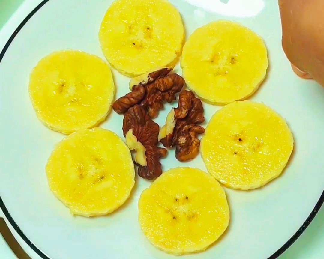 香蕉核桃泥 6+宝宝辅食的做法 步骤1