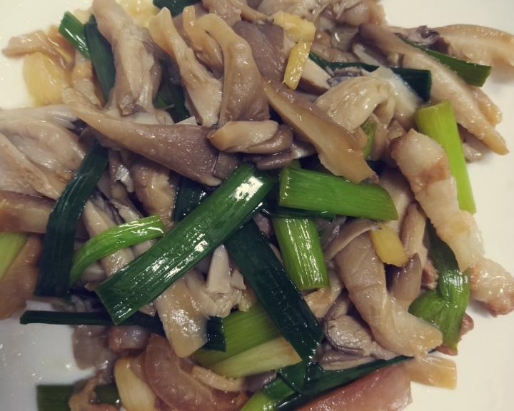 蒜苗五花肉炒平菇