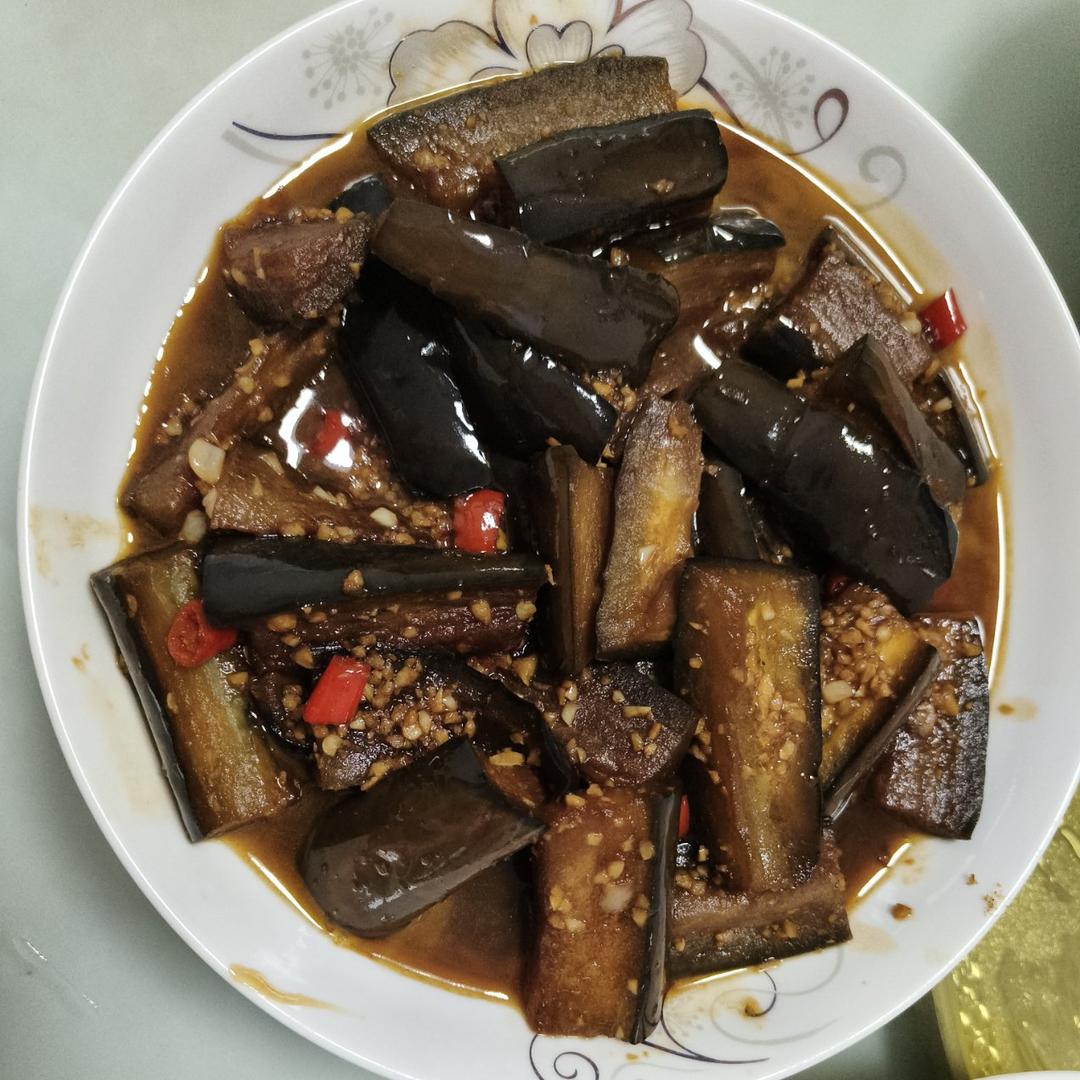 简单、少油的蒜蓉蒸茄子（长茄）