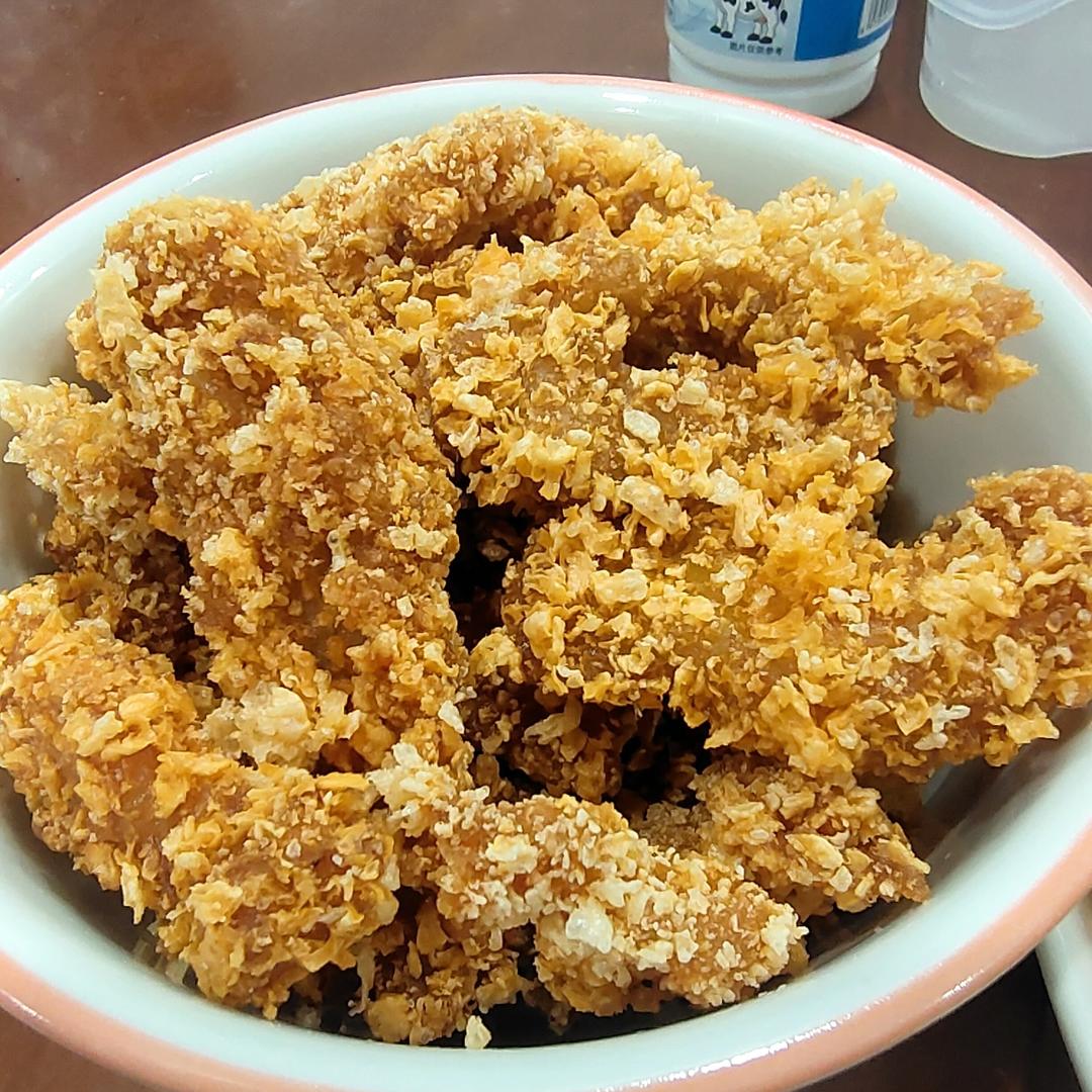 上餐桌就空盘的炸鸡柳
