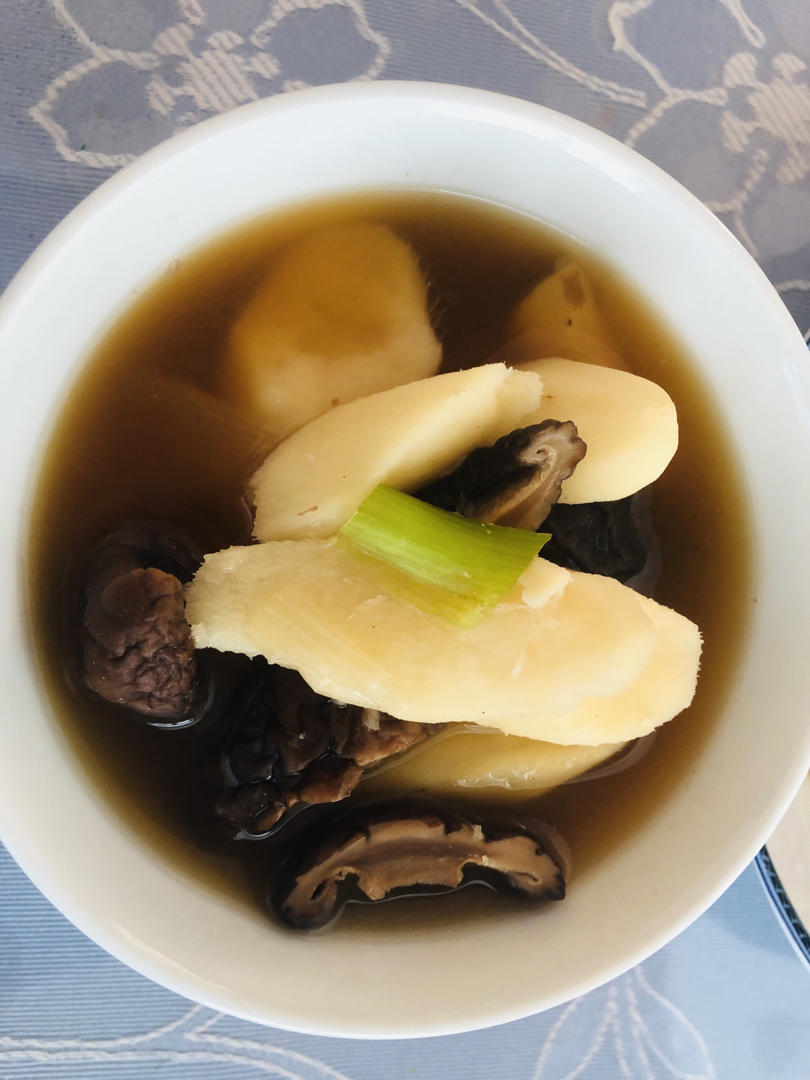 三姐608做的香菇山药汤