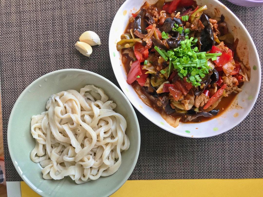 新疆过油肉拌面
