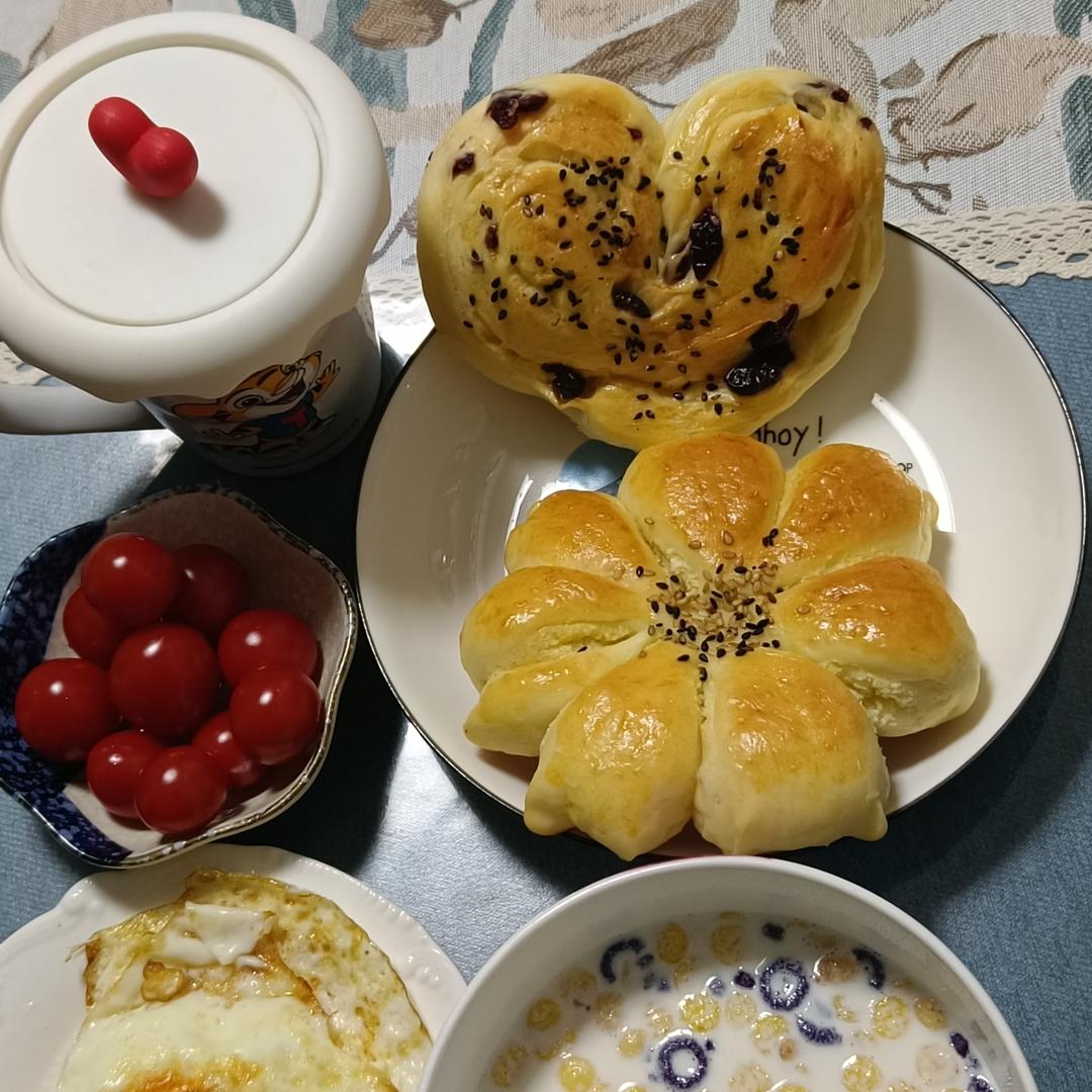 超软花朵椰蓉面包，仅需一次发酵，造型简单立体，持续柔软隔夜不变硬