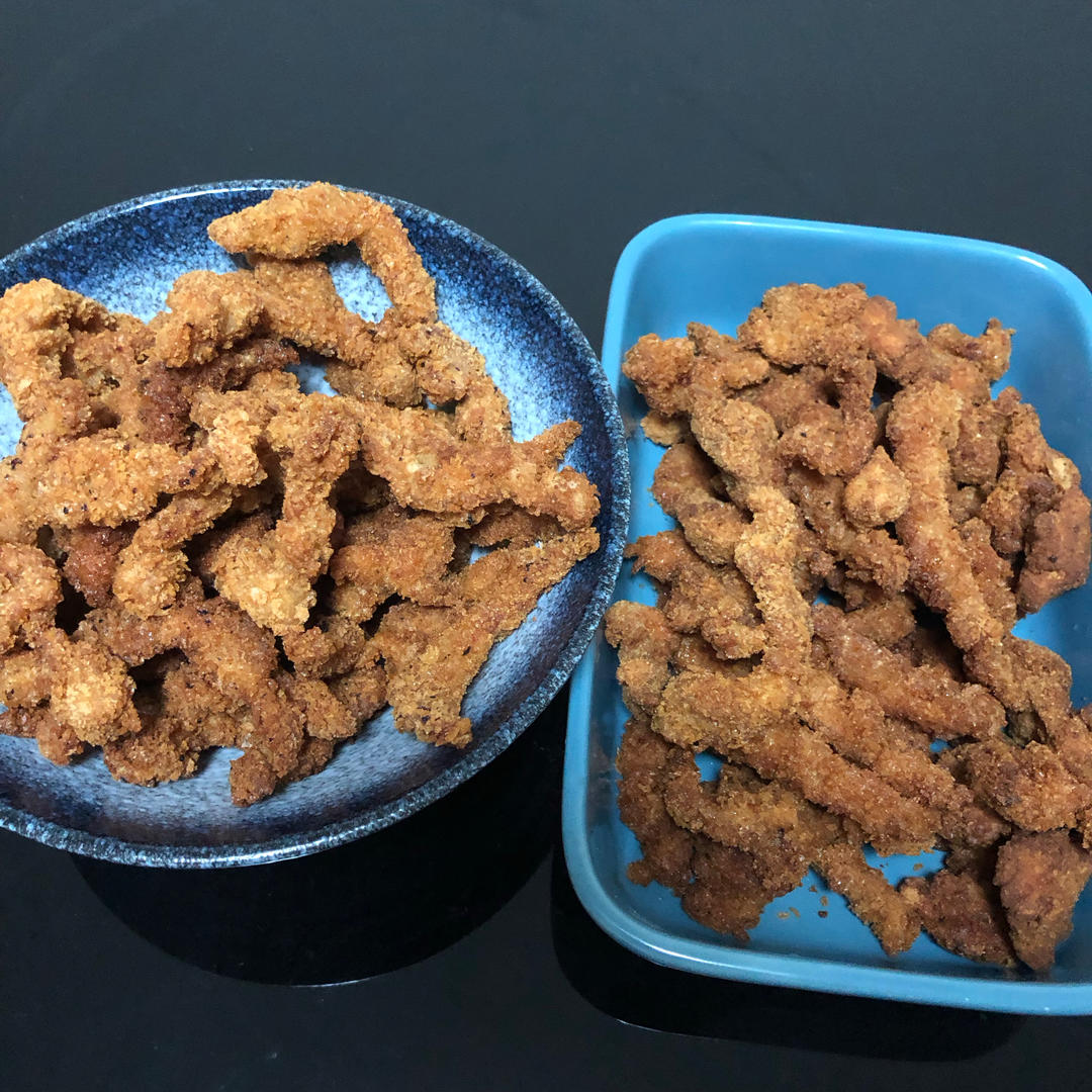 上餐桌就空盘的炸鸡柳