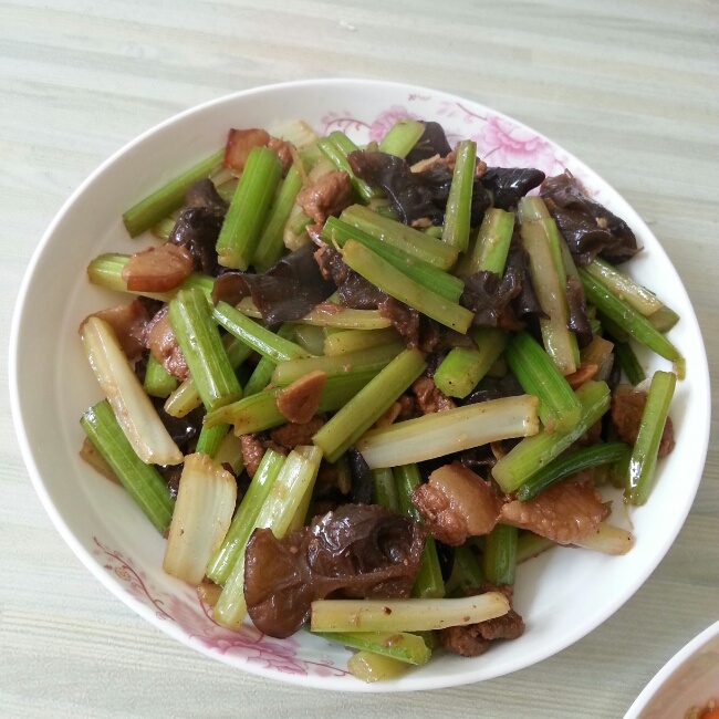 木耳芹菜炒肉片