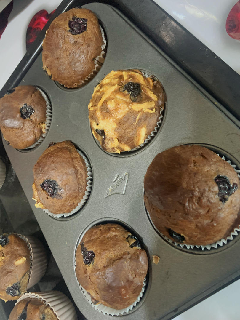 准备祖传的香蕉蓝莓玛芬蛋糕