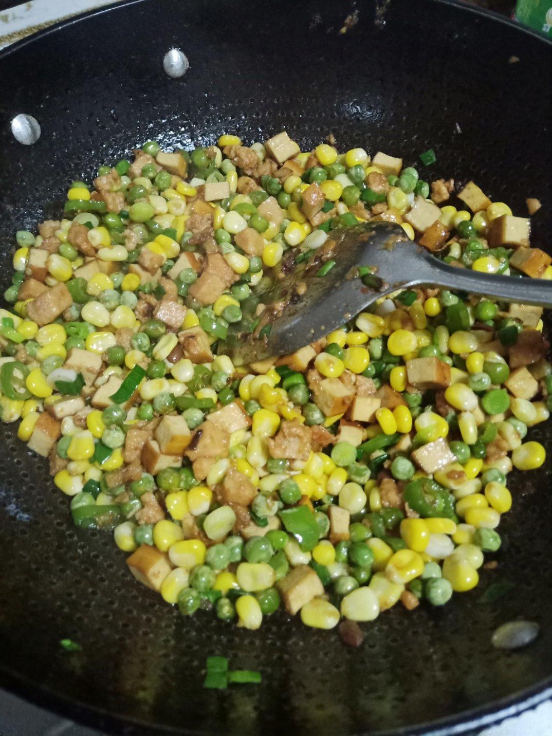 豌豆炒玉米火腿肠