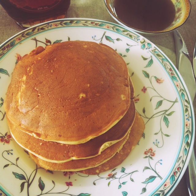 【酸奶松饼yogurt pancake】，搭上黑莓果酱和枫糖的美味。