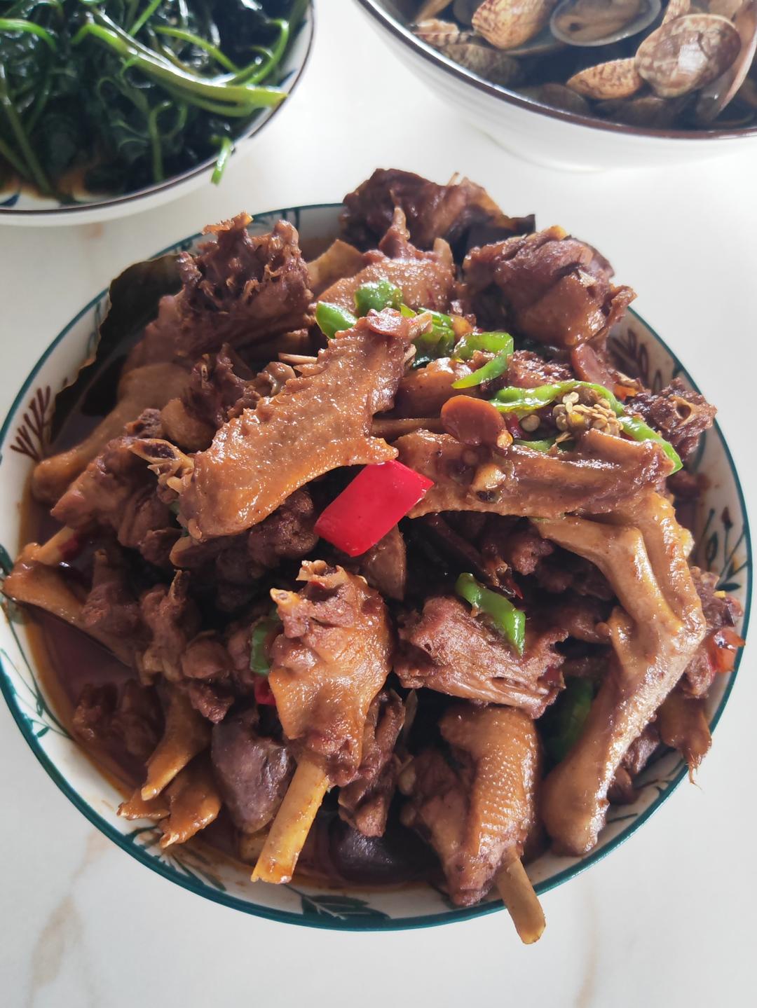 传统正宗的啤酒鸭配方和做法，鲜嫩香浓，只需炒千万不要焯水