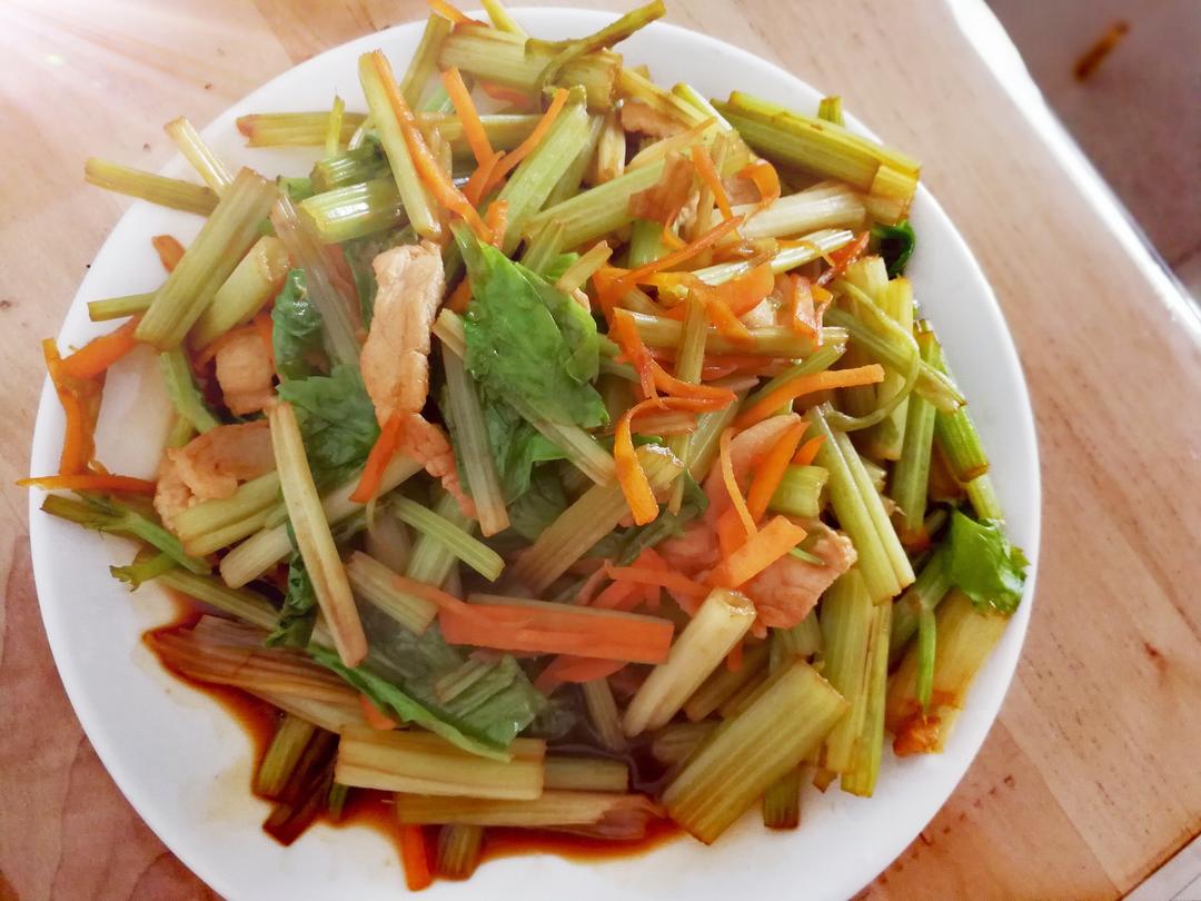 快手高颜值芹菜炒肉