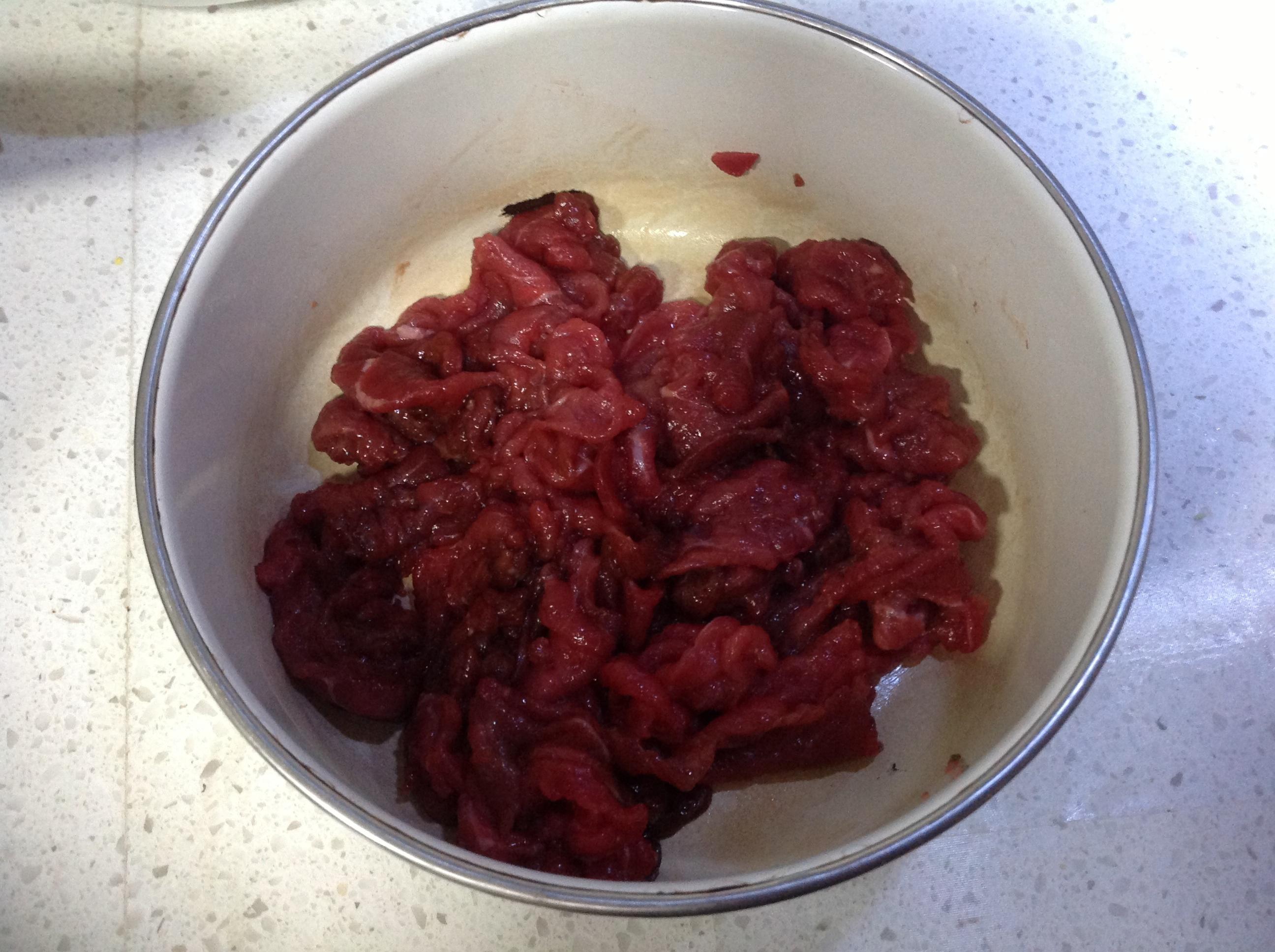 尖椒炒牛肉的做法 步骤2
