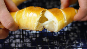 奶香牛角包—新手入门级的面包的做法 步骤7