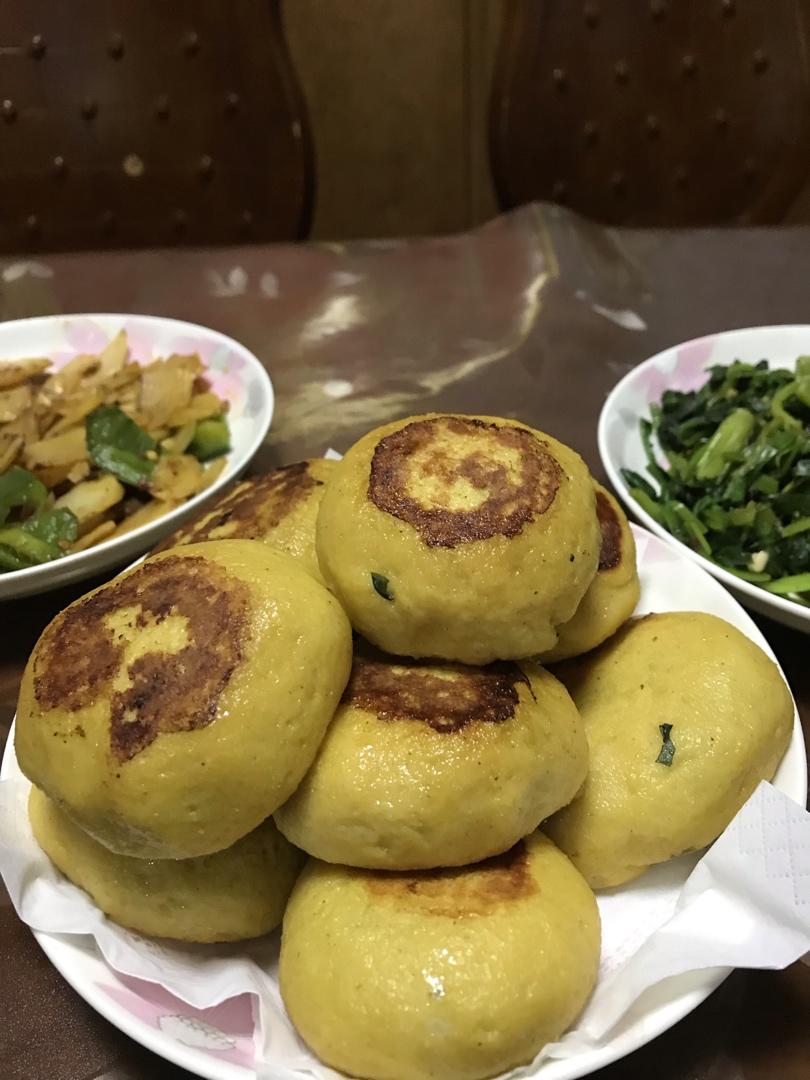 happy的范七七做的农家乐中的锅贴饼子(玉米饼子 大饼子)