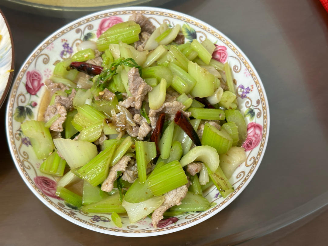清爽解腻，开胃下饭的西芹炒猪肉