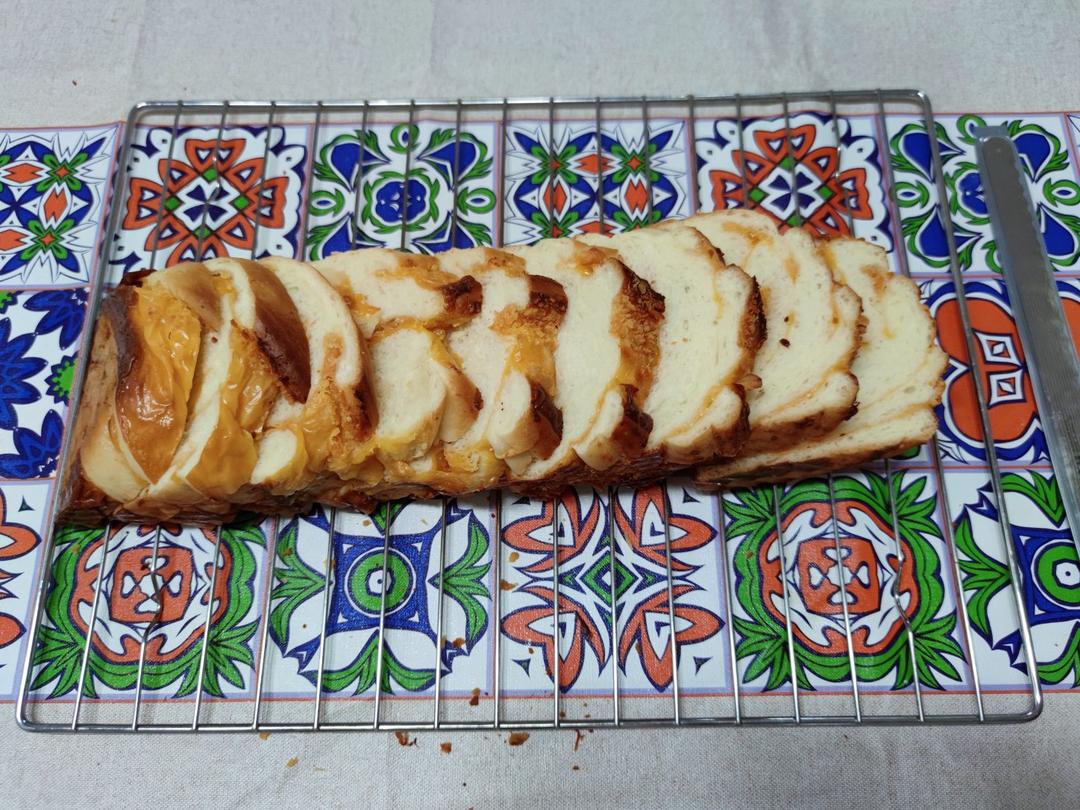 咸蛋黄肉松吐司