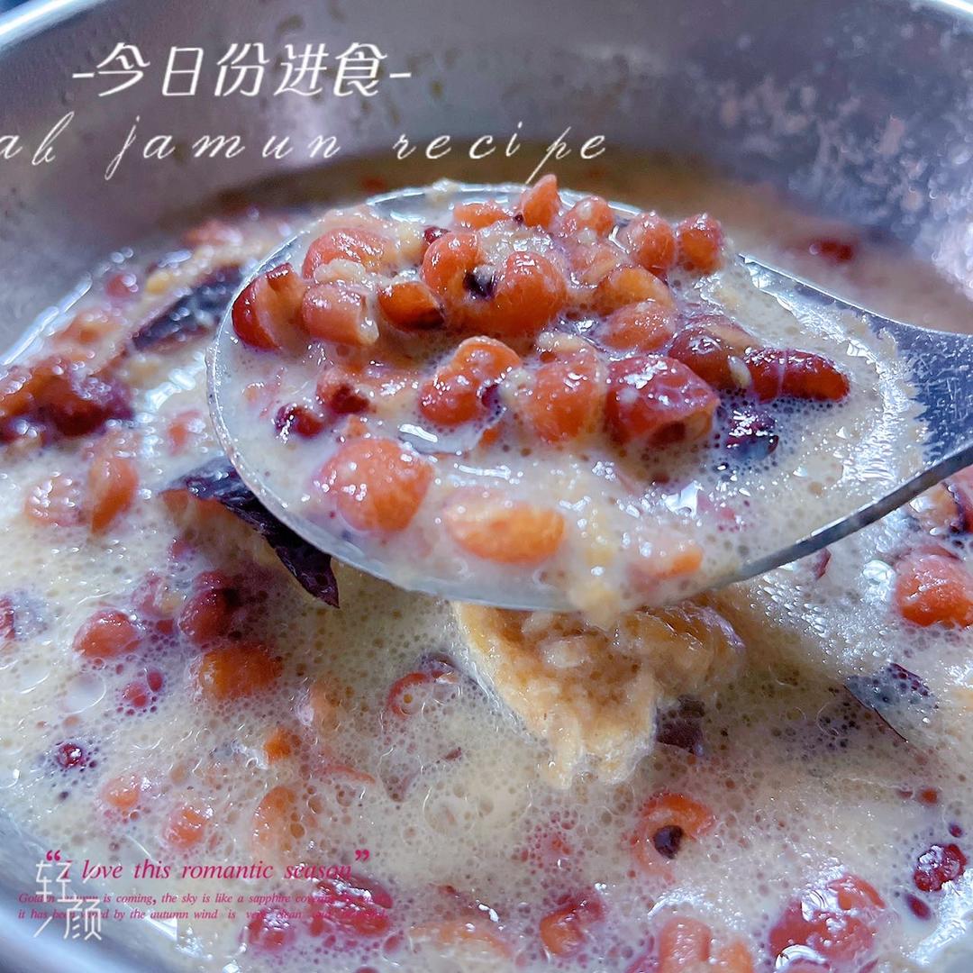 红枣红豆薏仁牛奶粥