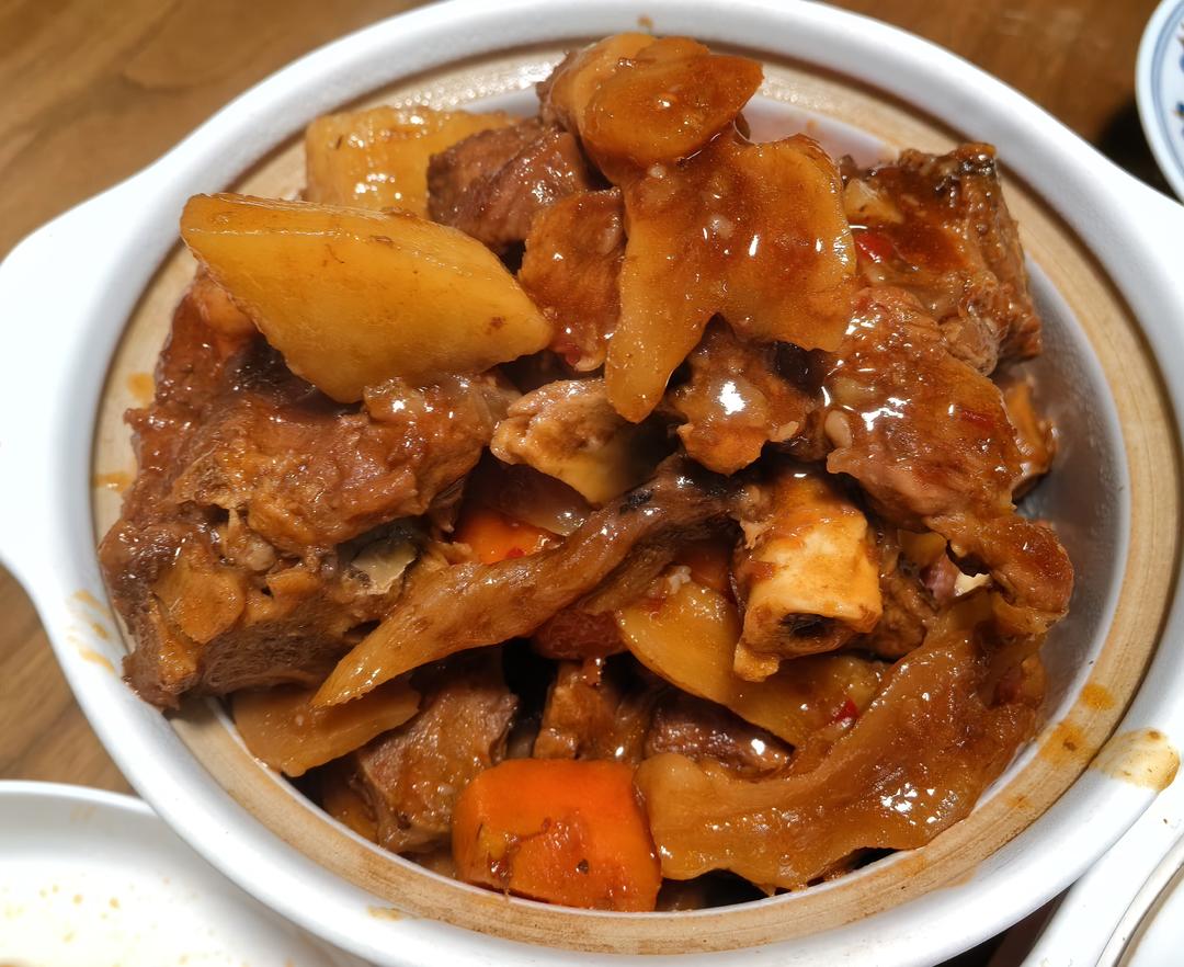 红烧羊腿带骨肉（配土豆、胡萝卜、天麻）