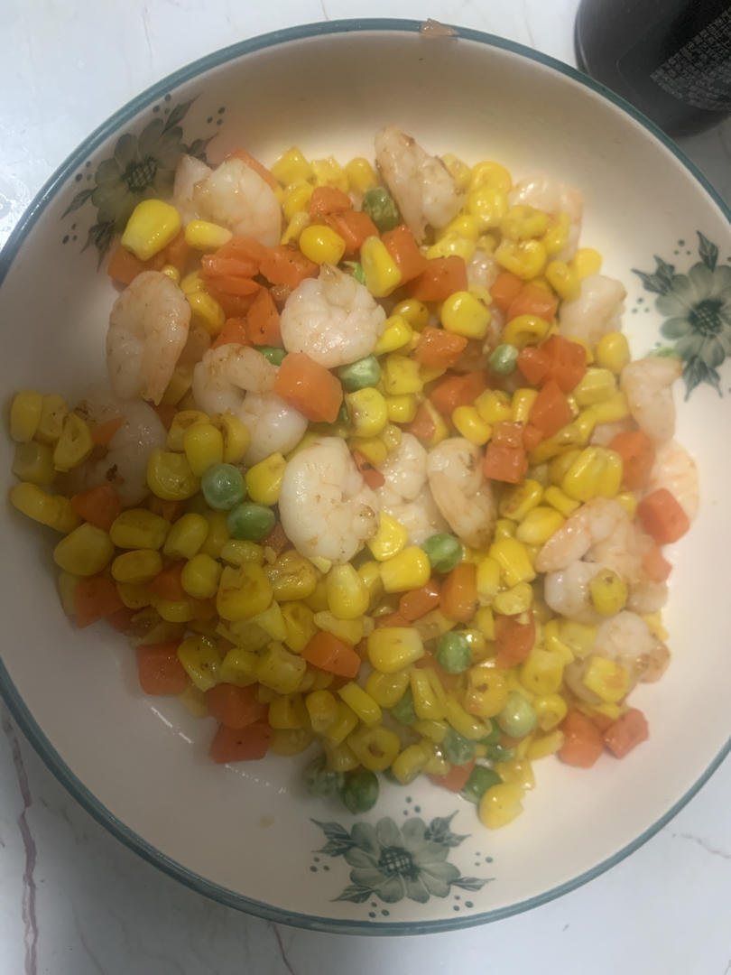 青豆，胡萝卜，玉米炒虾仁。