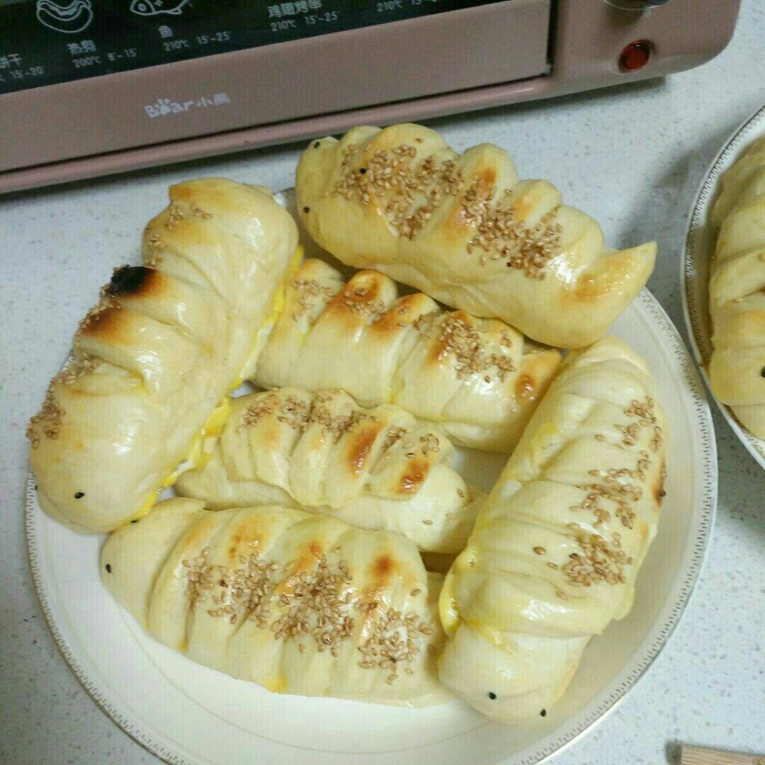 牛肉松毛毛虫面包