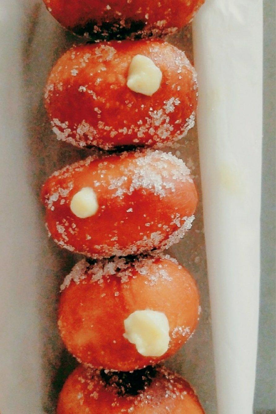 好吃到哭泣的甜甜圈VANILLA CREAM-FILLED DOUGHNUTS