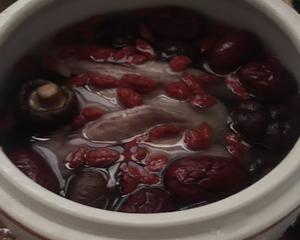 红枣枸杞鸽子汤的做法 步骤3
