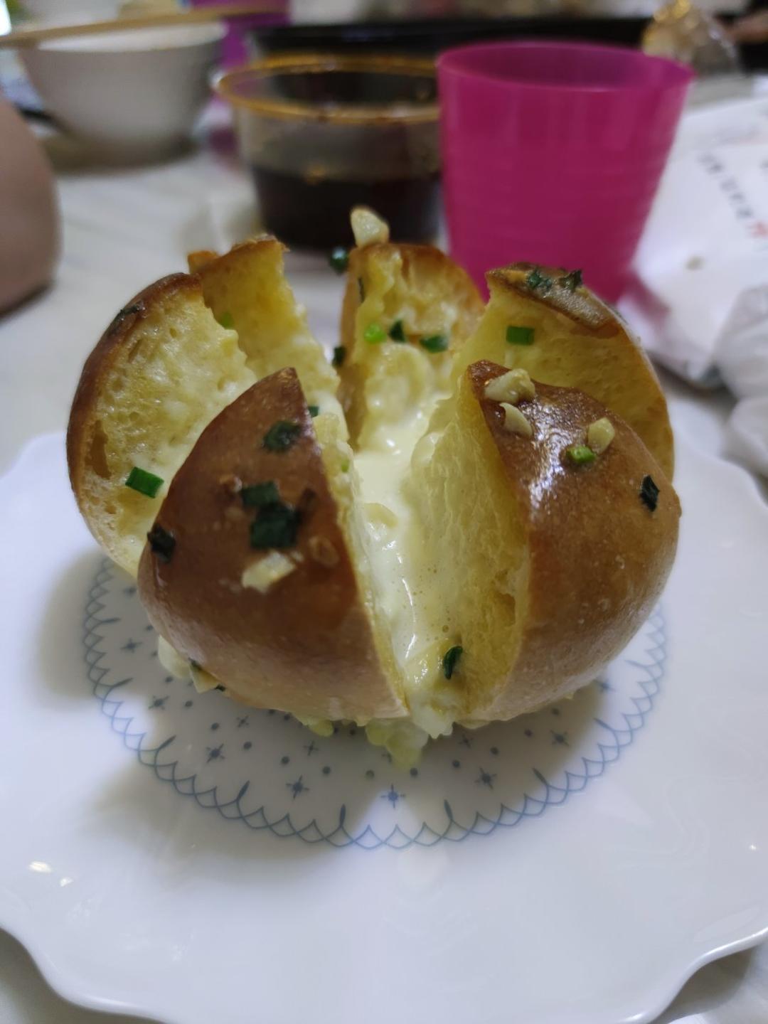 火爆韩国街头の奶油蒜香包~蒜香四溢邻家小孩馋哭了的面包