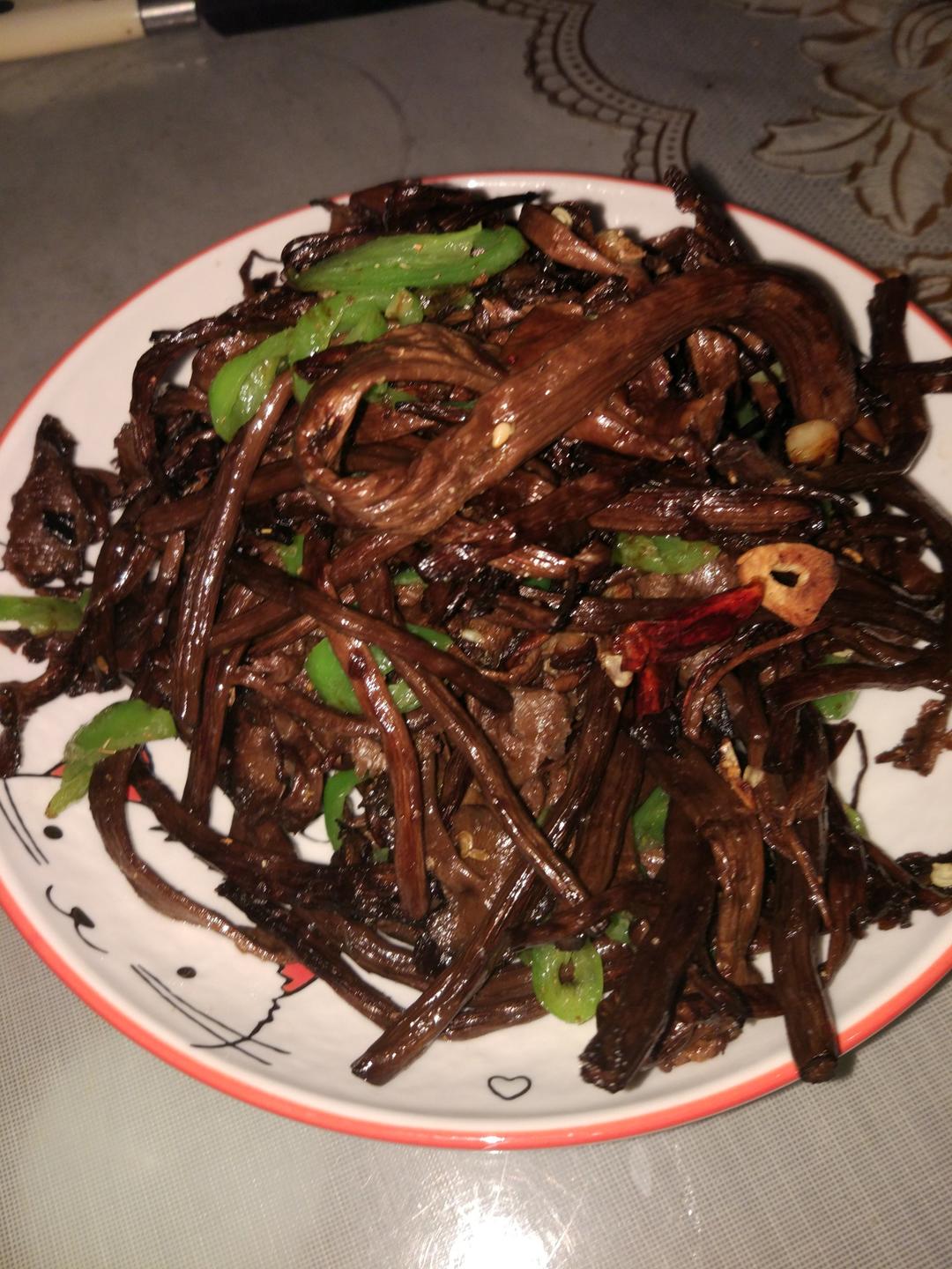 五花肉干锅茶树菇