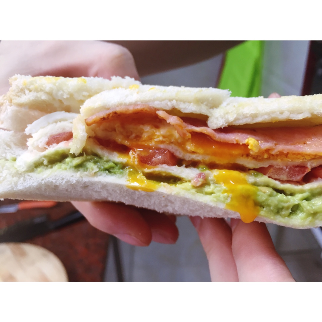 牛油果鸡蛋三明治