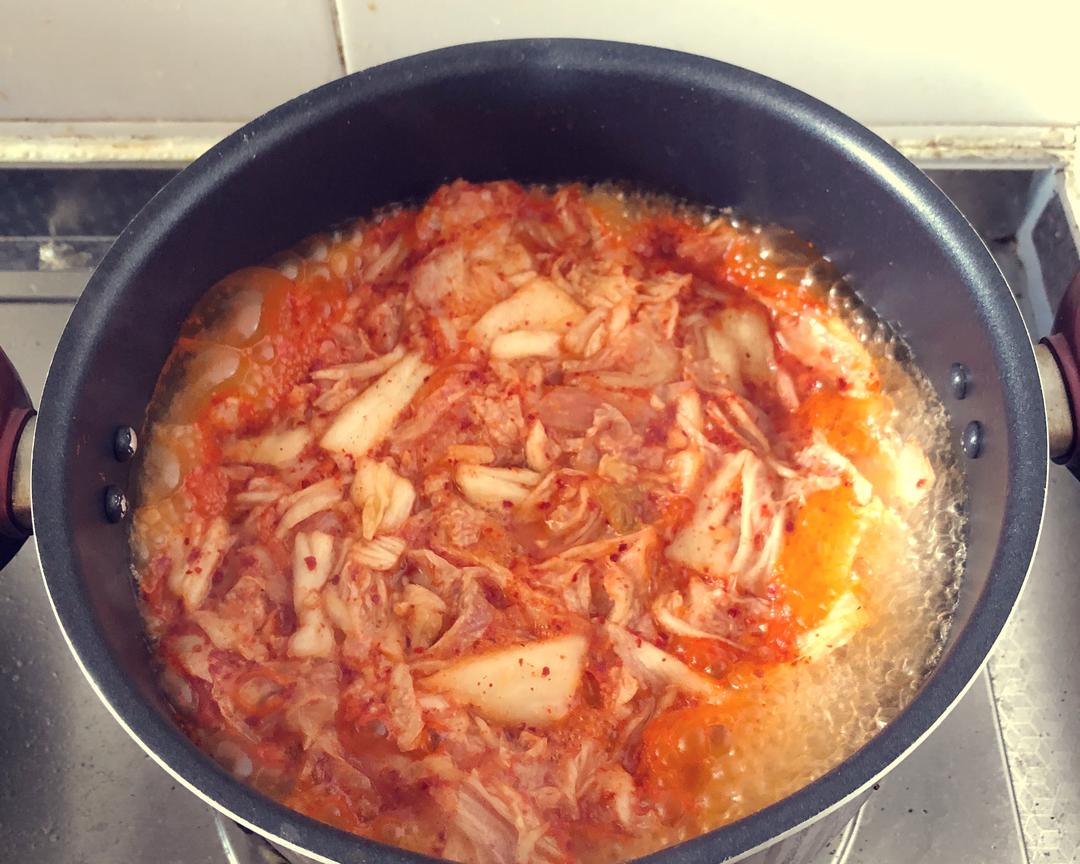 超简单美味的辣白菜五花肉汤