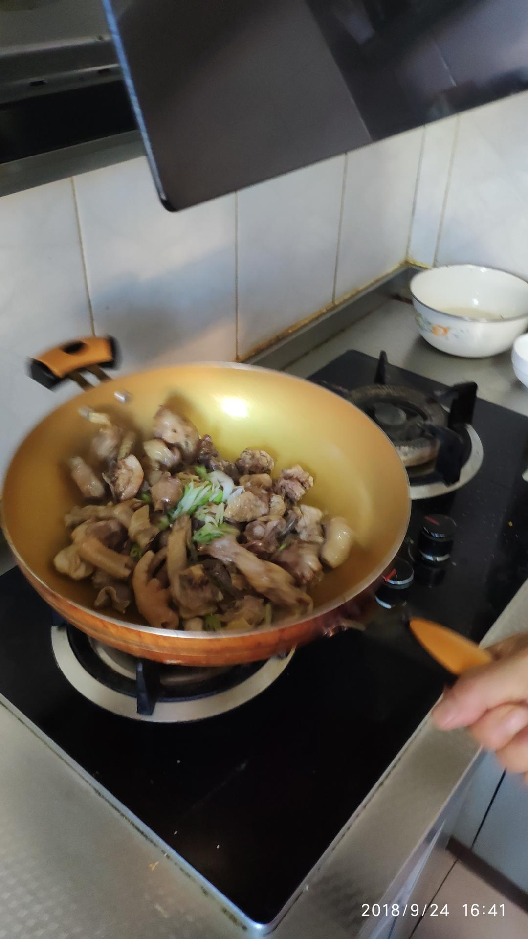 小鸡炖蘑菇的做法 步骤2