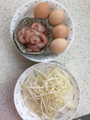 鸡蛋虾仁炒豆芽
独家的做法 步骤1