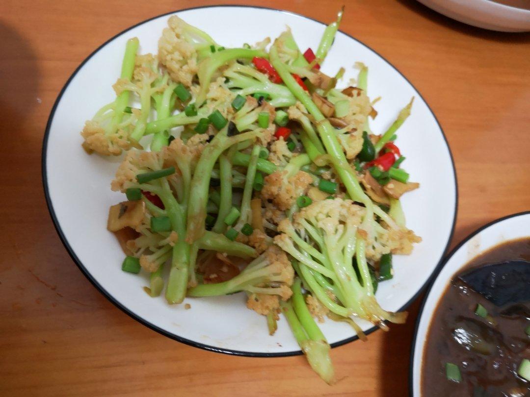 饭店必点的干锅花菜，是这么做出来的。