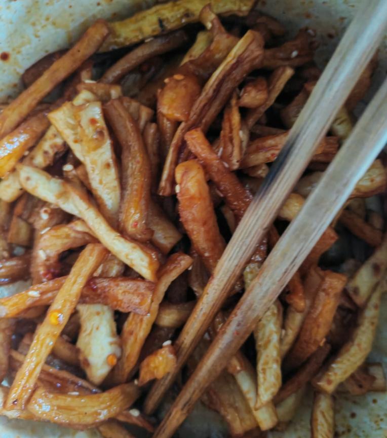 简单嘎吱脆的萝卜干贡菜凉拌