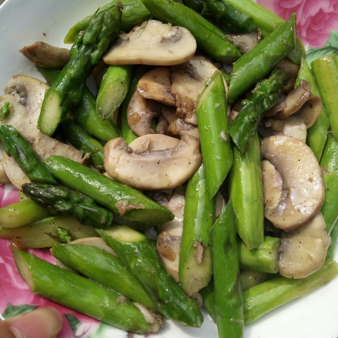 苑苑1998做的芦笋炒蘑菇